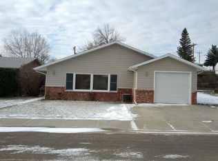 963 Teton Ave, Shelby, MT 59474