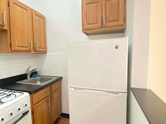 3rd image of 211 E 89th St APT C8