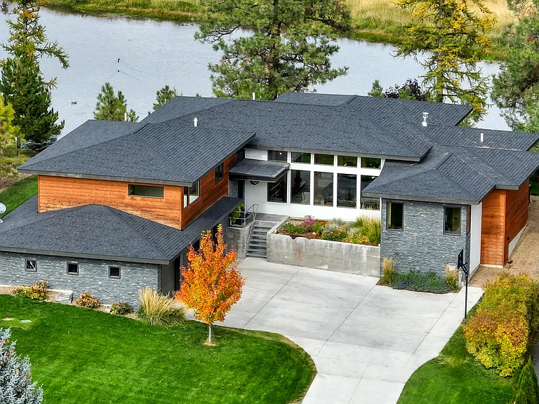 229 Arbour Dr E — Photo 2