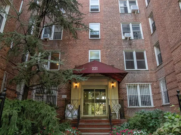 221 Mcdonald Avenue image 1 of 7