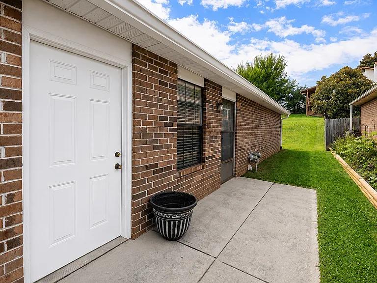 801 Valerie Ln — Photo 10