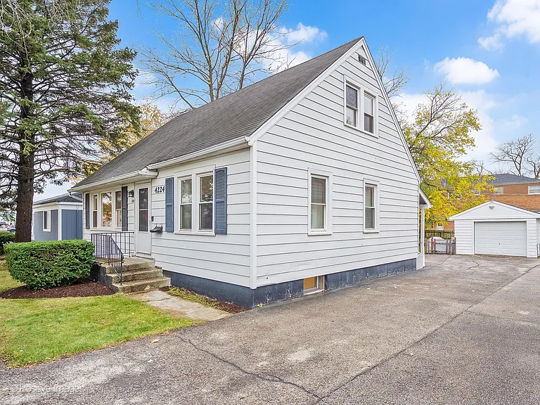 4224 Main St — Photo 2