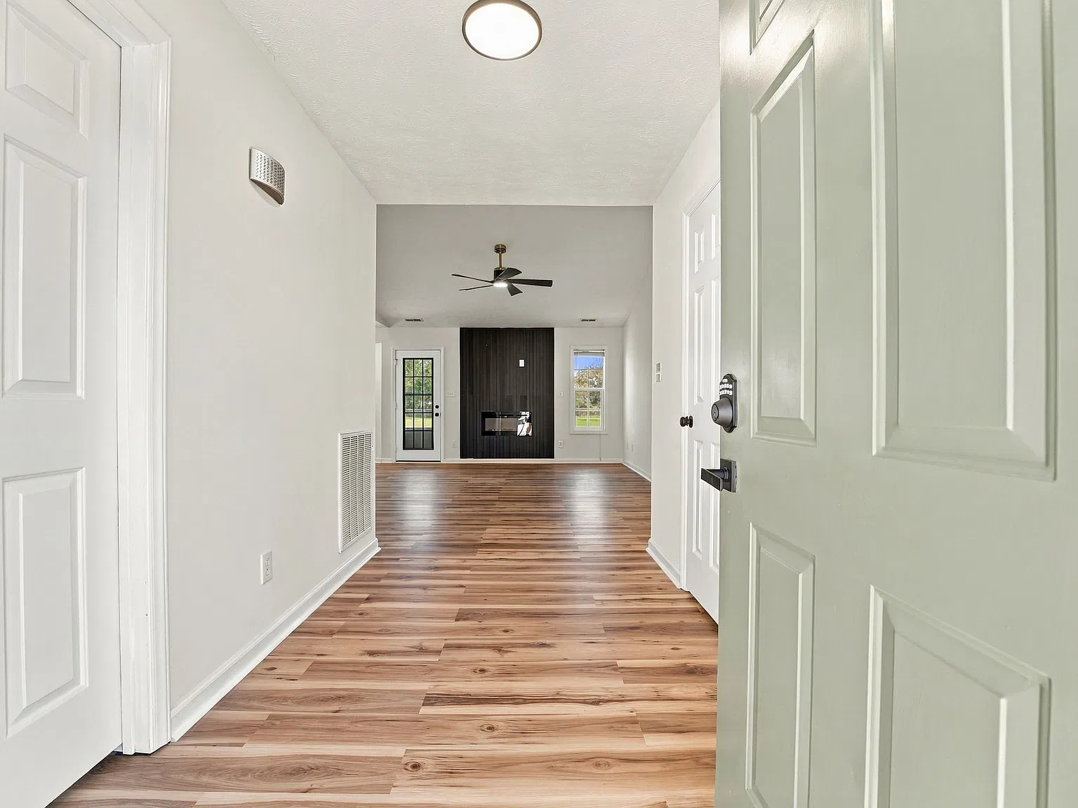 3 bed, 1286 sqft, $1,985 — Photo 3