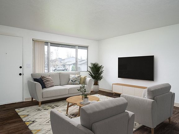 Pacific Park | Living Room