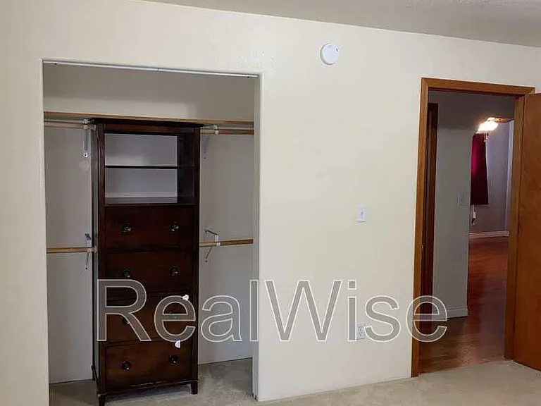 2564 NE Douglas Ave — Photo 23
