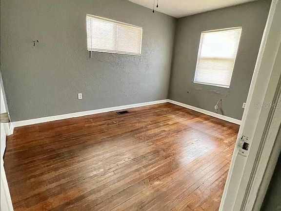 4th image of 906 Exmoor Way
