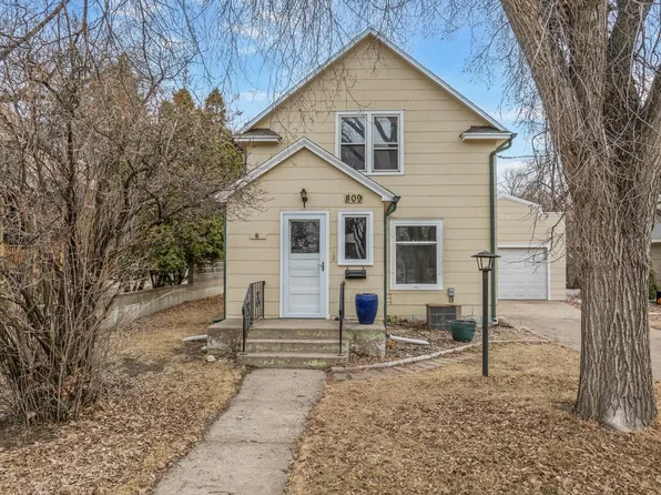 809 3rd St SE, Minot, ND 58701