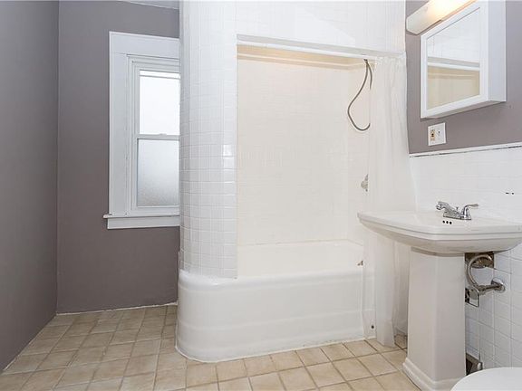 4th image of 1021 Stolp Ave