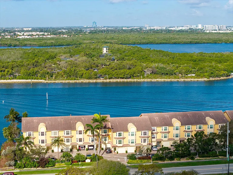 Sky View of the Townhouses - 10 min from FLL airport & access to everything at your fingertips