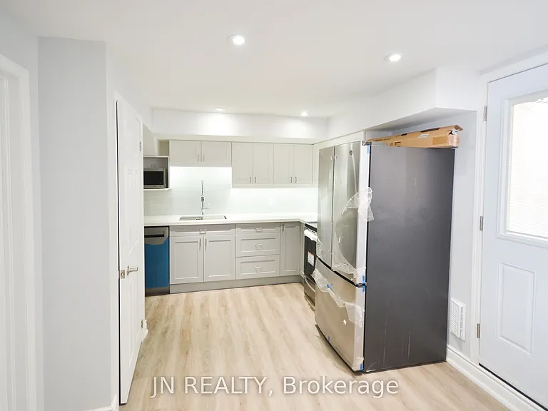 34 McEchearn Cres #LOWER — Photo 4