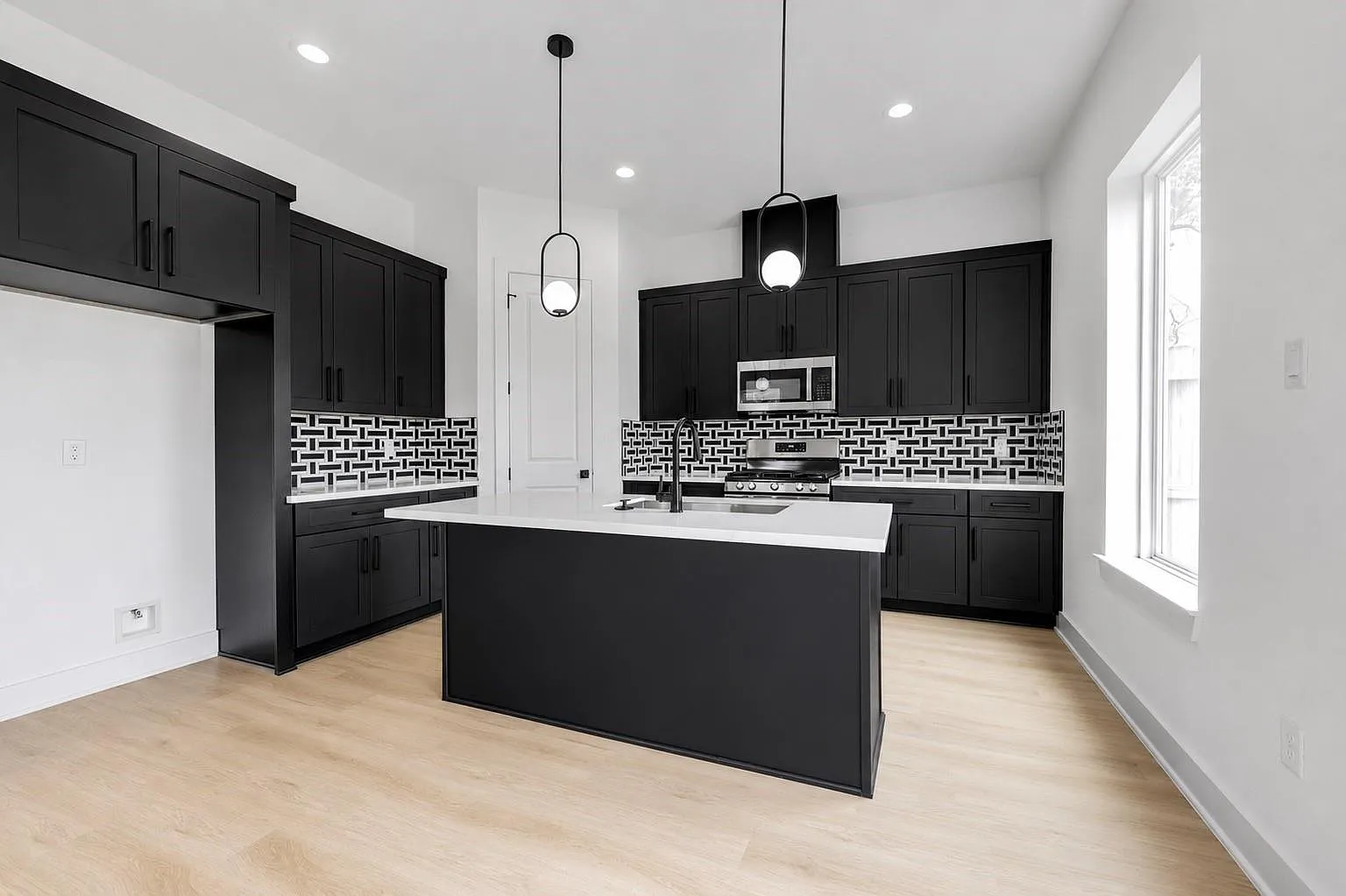 3 bed, 2.5 bath, 5540 sqft, $2,500 — Photo 1