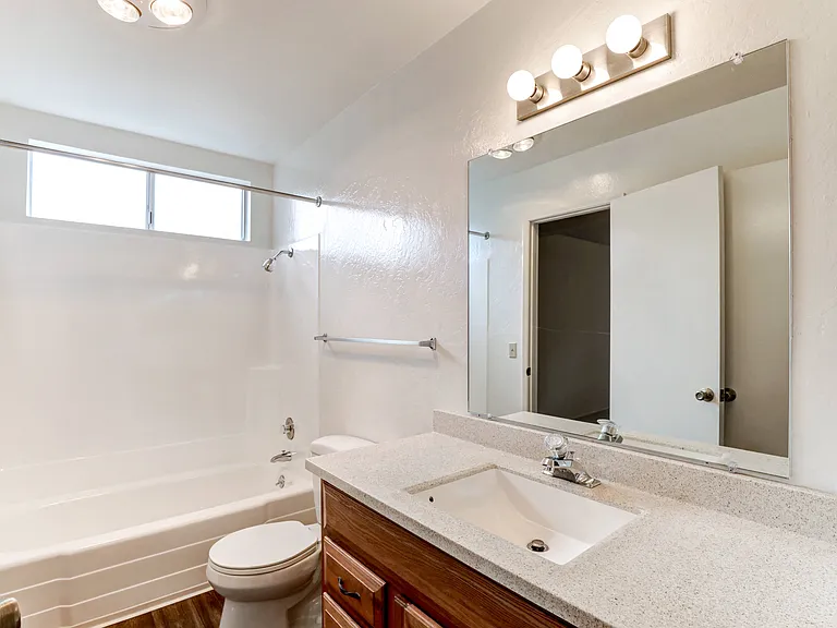 1575 Oak Apartment Homes — Photo 37