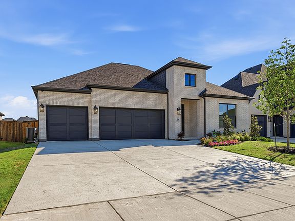 2nd image of 916 Montrose Dr