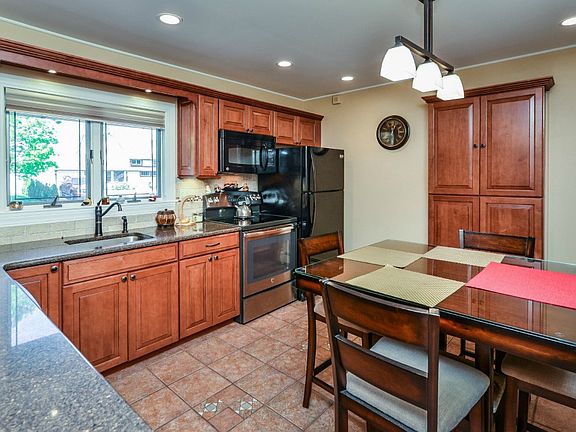 3rd image of 17 Belfry Ln