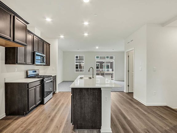 5th image of 569 Yosemite Way