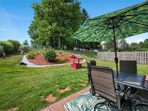 5th image of 212 Sandalwood Dr