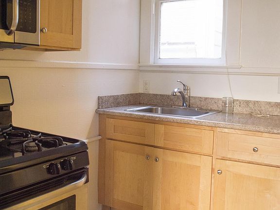 3rd image of 654 Clayton St Unit B