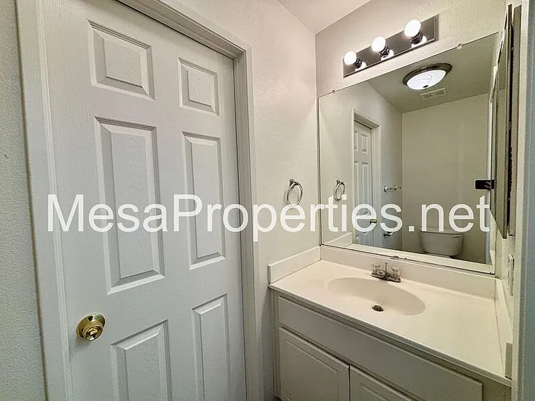 15083 Brown Ln — Photo 11