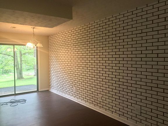 3rd image of 1122 Rolling Hill Dr
