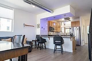 5th image of 301 Platinum St SW