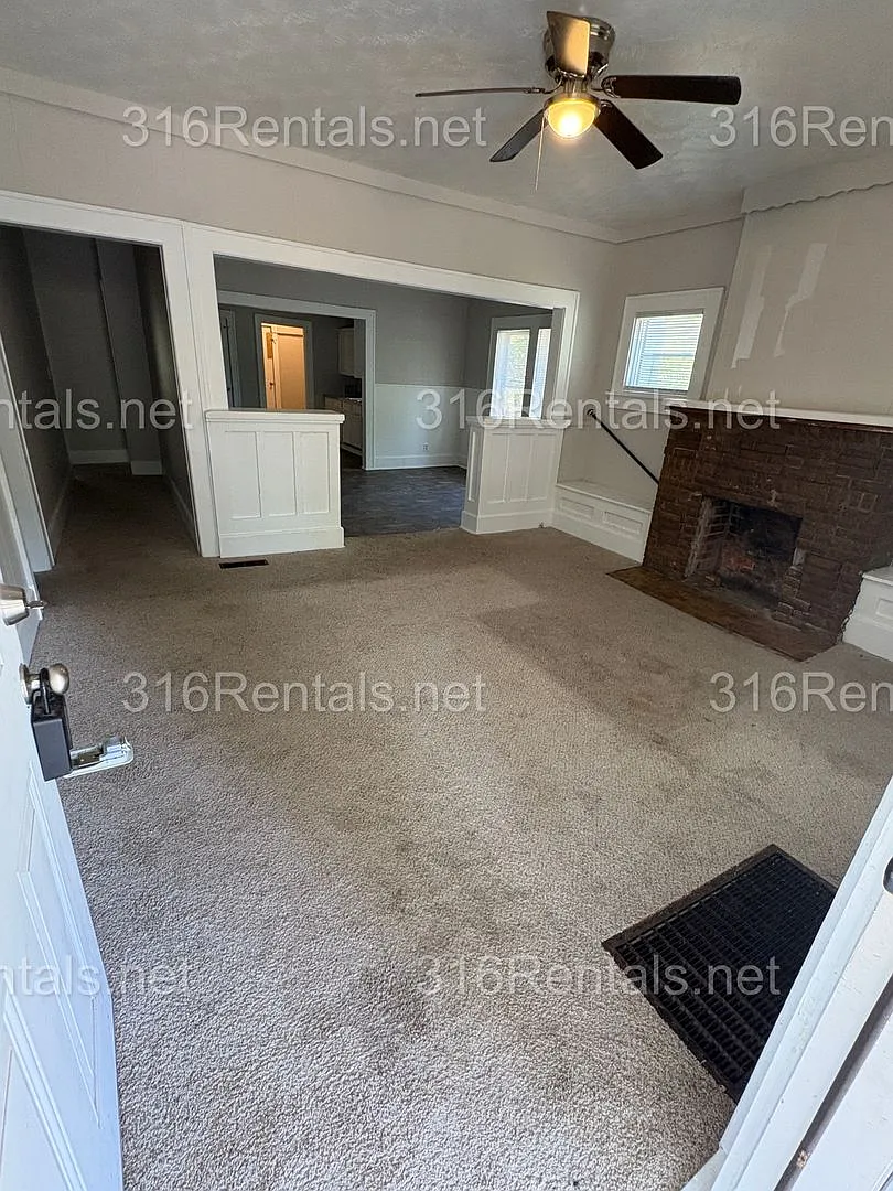 $1299 - 3 bedroom / 1 bathroom - Single Family Home — Photo 3