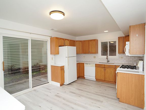 2nd image of 875 W Bryn Mawr Ave