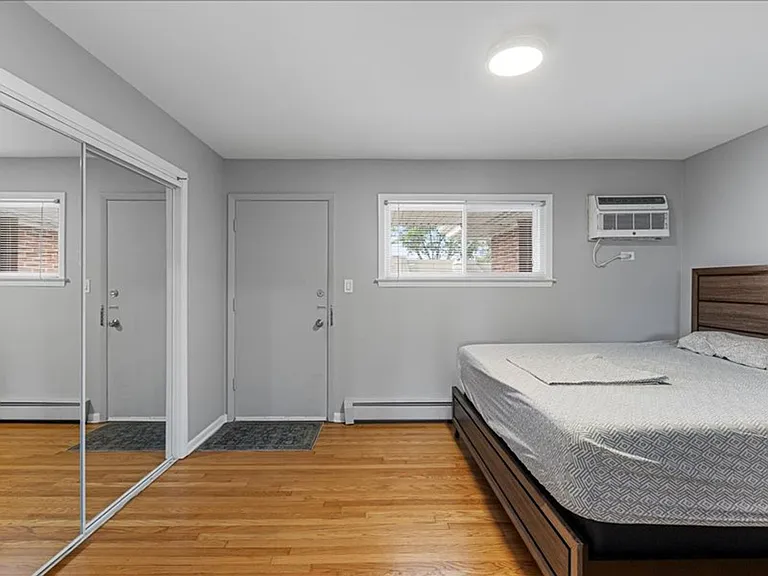Renovated apartment with pool and parking — Photo 24