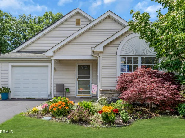 4 Schoolhouse Lane, Lakewood, NJ 08701