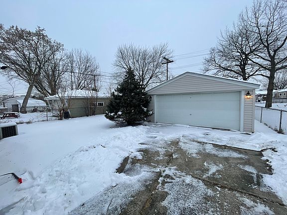 5th image of 28102 Maplewood St