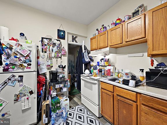 5th image of 409 W 8th St