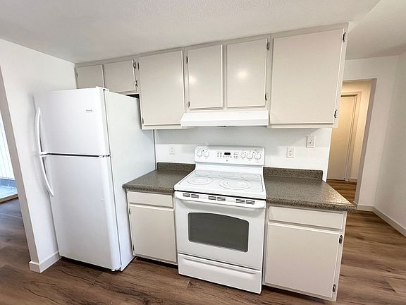 2nd image of 7521-7523 W McMullen St #7521
