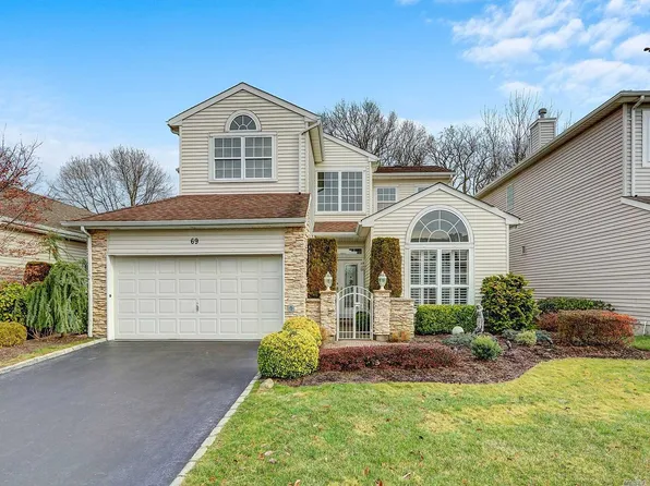 69 Hamlet Dr, Hauppauge, NY 11788