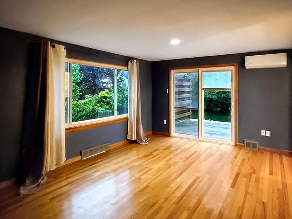3rd image of 137 Parkway Dr