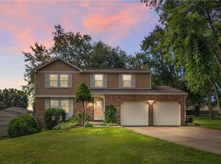 422 Meade Dr, Coraopolis, PA 15108