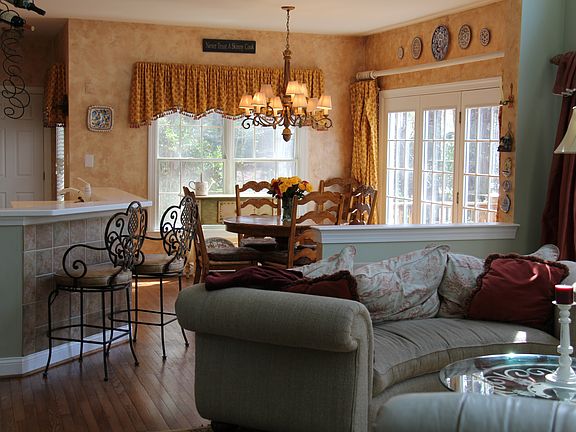 living rm connects ktchn/eat