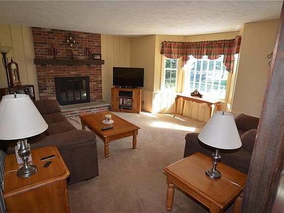 4th image of 7 Maplegrove Dr