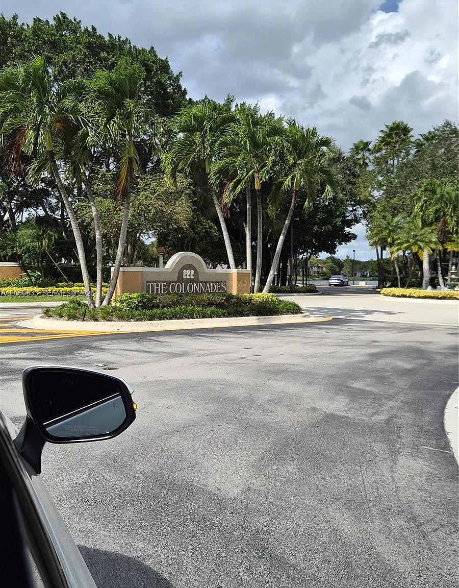 Colonnades Condo — Photo 1