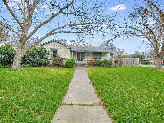 3rd image of 251 Calumet Pl