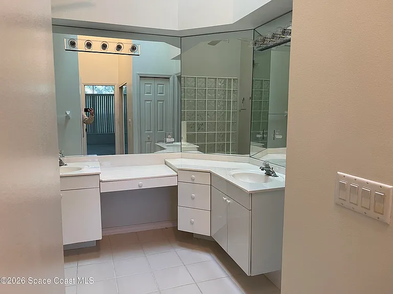 729 Kenwood Cir — Photo 13