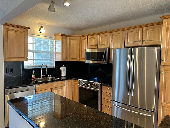 5th image of 769 Jeffery St #2-202
