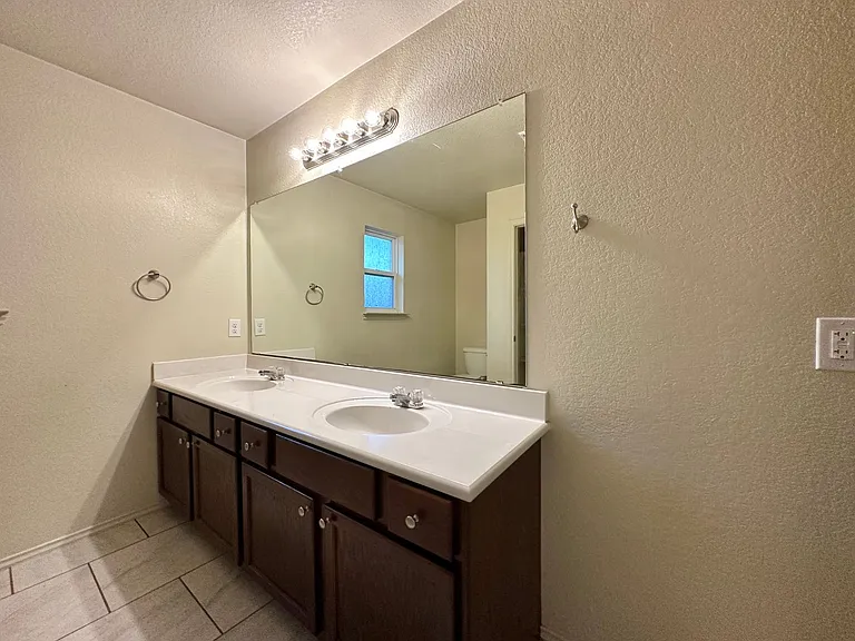 2403 Lavender Ln — Photo 26