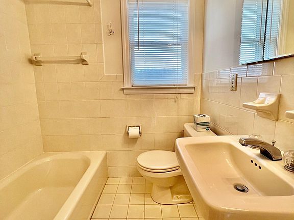 3rd image of 136 Lincoln Ave E #2