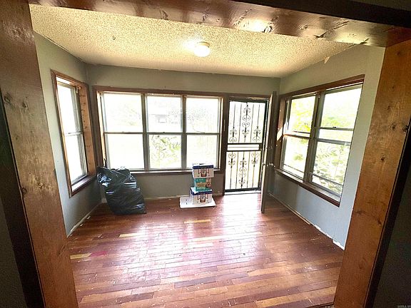 4th image of 103 N Oak St