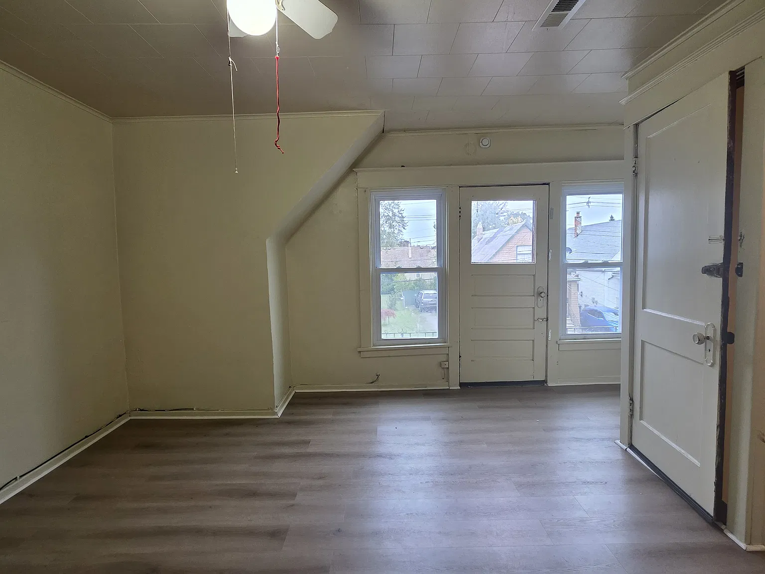 3 bed, 900 sqft, $900 — Photo 1