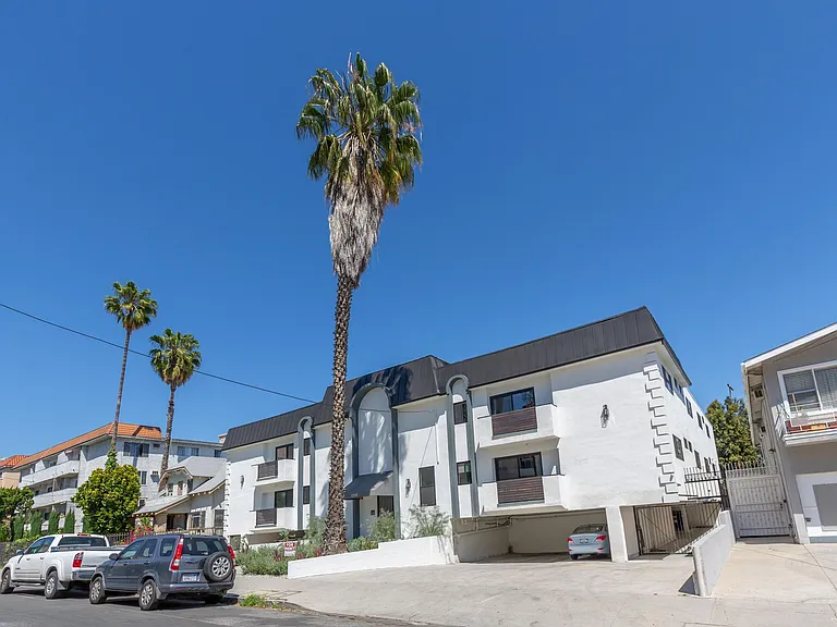 1330 N Martel Ave — Photo 16