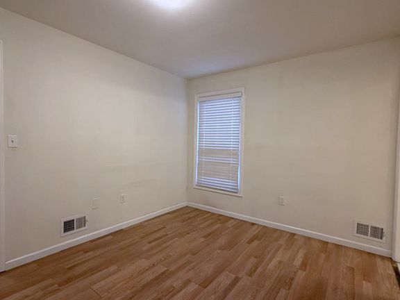 4th image of 36 Howard Ct