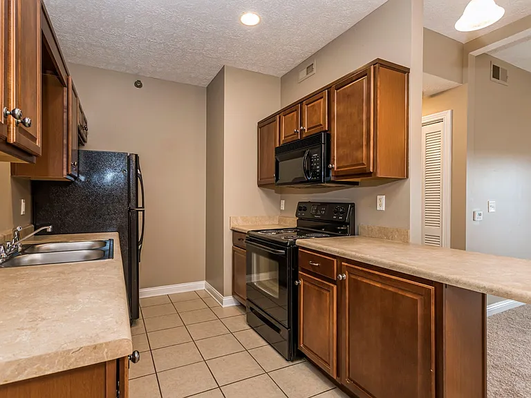 Greenbrier Apartments — Photo 28
