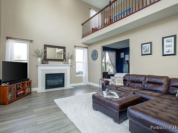 3rd image of 2751 Leonard Ln