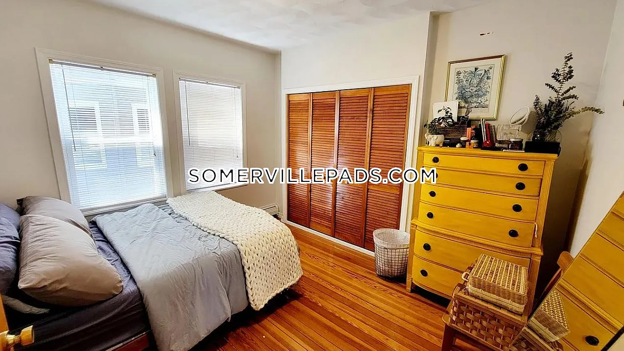 3 bed, 999 sqft, $4,200 — Photo 4