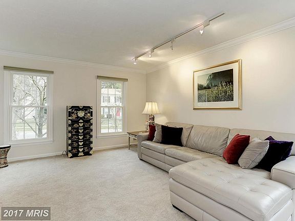 3rd image of 1706 Crestview Dr